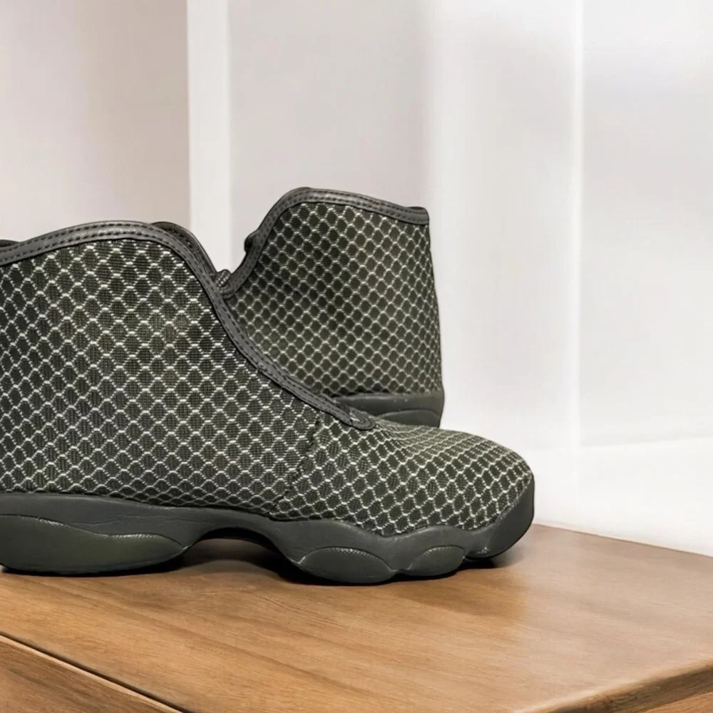 JORDAN HORIZON WOLF GREY BLACK HI-TOP  SNEAKERS